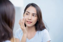 Menghilangkan kantung mata sunscreen