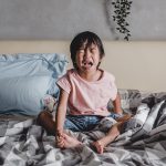 Anak Memukul Kepala Sendiri