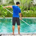 Membersihkan Kolam Renang