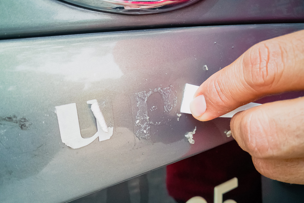Menghilangkan Bekas Stiker