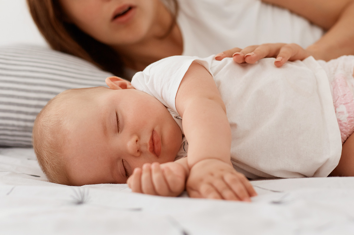 Bayi tidur miring