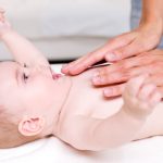 Mengatasi perut kembung bayi