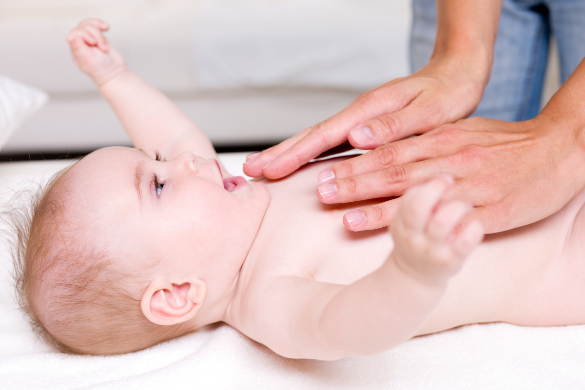 Mengatasi perut kembung bayi